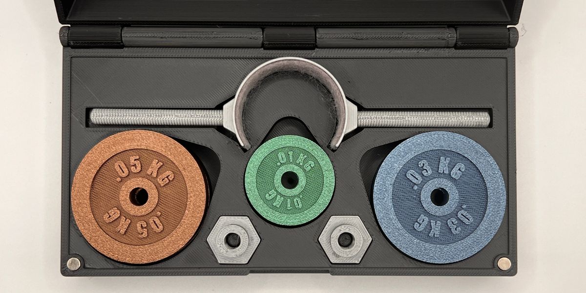P-FLEX 5000 kit opened in its black presentation case: barbell, collar, and three weight plates